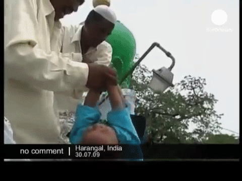 Ném trẻ nhỏ từ độ cao 10m xuống đất để … cầu may - 1