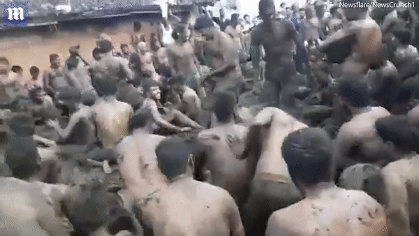 Tục lệ kỳ lạ: Ném phân bò lên người khác để... cầu may - 2 Nghi thức này là một phần trong lời hứa trước kia của họ