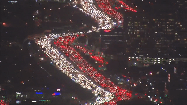 Ngột ngạt cảnh ách tắc trong ngày Lễ Tạ ơn - 1 Cảnh tắc đường nhìn từ trên cao