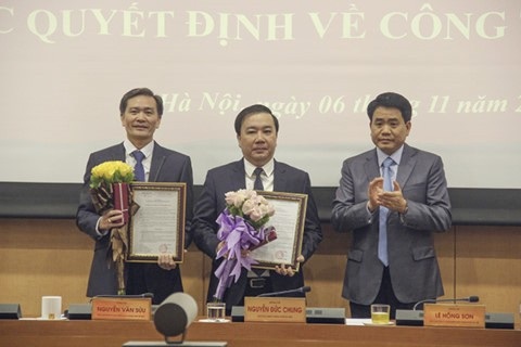 Sở Giáo dục và Đào tạo Hà Nội có giám đốc mới - 1 Chủ tịch UBND TP Hà Nội Nguyễn Đức Chung trao quyết định bổ nhiệm chức vụ Giám đốc Sở GD&ĐT Hà Nội cho ông Chử Xuân Dũng (đứng giữa) - (Ảnh ANTĐ).