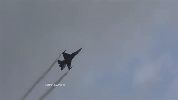 Dàn vũ khí tối tân của Mỹ trên đảo Guam - 8
Máy bay đa năng F-16 được coi là máy bay chiến đấu hạng nhẹ thành công nhất thế giới. Ở phiên bản tiêu chuẩn, F-16 có thể đạt tốc độ bay tới 2.100km/giờ và bán kính chiến đấu là 550km. F-16 có thể mang hầu hết các loại vũ khí đối không, đối đất tiêu chuẩn của NATO và Mỹ. (Ảnh: Youtube)