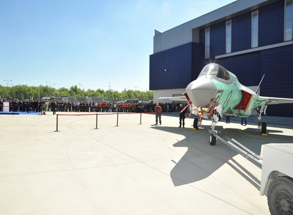 “Chim sắt” đắt đỏ F-35B lắp ráp tại Italia lần đầu ra mắt - 2
Đông đảo quan chức dự lễ ra mắt F-35B tại Italia (Ảnh: Bộ Quốc phòng Italia)