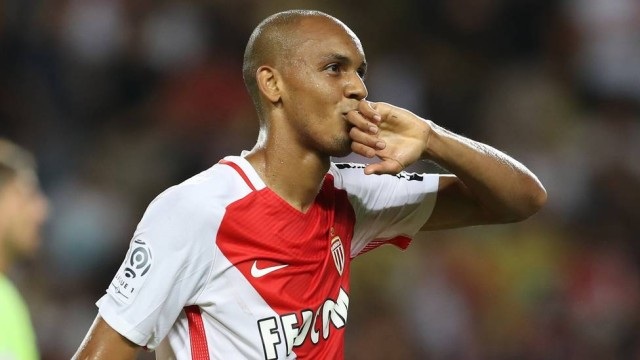 Fabinho có thể thi đấu tốt ở vị trí hậu vệ phải và tiền vệ phòng ngự. Thời gian qua, anh bắt đầu tiếp quản vị trí hậu vệ phải ủa Dani Alves ở đội tuyển Brazil. Từng có thời điểm, người ta tưởng chừng như Fabinho sẽ về M.U nhưng thương vụ này đã “đứt gánh” ở giai đoạn cuối.