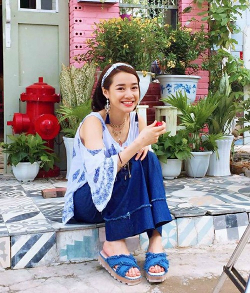 Quách Ngọc Ngoan khoe mặt mộc của người tình đại gia - 17 Nhã Phương giản dị khi ngồi bên thềm chụp ảnh
