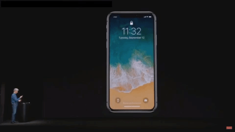 Phó chủ tịch phụ trách marketing Phil Schiller gặp phải sự cố khi lần đầu tiên giới thiệu Face ID trên iPhone X, khiến ông phải sử dụng một chiếc iPhone dự phòng thứ 2.