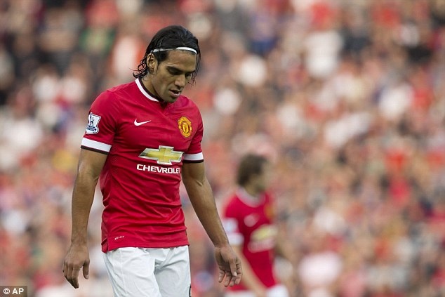 Falcao tới M.U theo hợp đồng cho mượn từ Monaco và được trả lương tới 265.000 bảng/tuần ở Old Trafford. Tuy nhiên, El Tigre đã gây thất vọng toàn tập. Từ “sát thủ” hàng đầu thế giới, anh bỗng trở thành “chú mèo” vô hại. Sau một mùa giải ở MU, Falcao đã được gửi trả Monaco (sau đó, cầu thủ này tiếp tục không thành công ở Chelsea).
