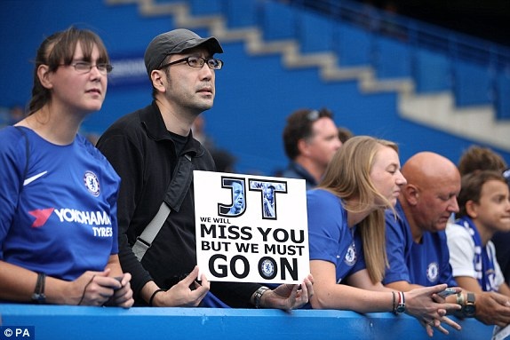 Chelsea 2-3 Burnley: Cú sốc cho nhà ĐKVĐ - 4
Cổ động viên Chelsea nhớ Terry, cầu thủ đã rời đội cuối mùa giải vừa qua sau gần 20 mùa giải gắn bó