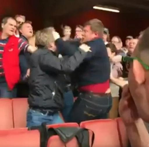 CĐV Arsenal choảng nhau ngay ở trận đấu với Man City - 1 CĐV Arsenal choảng nhau ngay trên khán đài sân Emirates