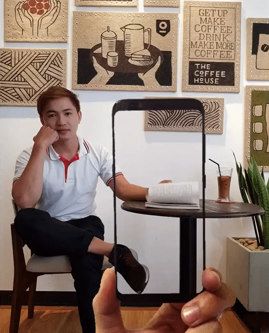 Giới trẻ hé lộ bí quyết biến niềm vui giản đơn thành hạnh phúc “vô cực” - 5
Như rất nhiều người trẻ Sài Thành khác, niềm vui của Nguyễn Hoàng Vĩnh là được nhâm nhi cà phê và thư thả đọc sách trong quán nước yêu thích. Ngay khi trào lưu ảnh động vô cực với Galaxy S8 phủ sóng khắp mạng xã hội, anh chàng cũng đã ra lò ngay bức ảnh tái hiện một ngày hạnh phúc của mình. Với sự giúp sức của Galaxy S8, bạn bè của Vĩnh dường như không thể rời mắt khỏi động tác lật sách màu nhiệm trong màn hình vô cực này.