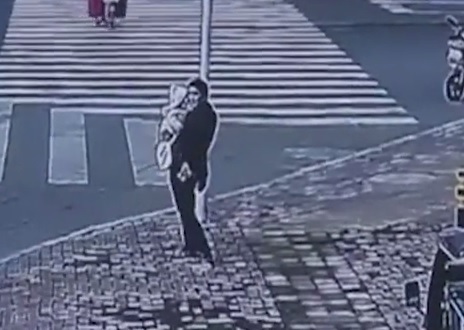 Cha bán con 5 tháng tuổi để kiếm tiền... mua xe cho vợ - 1 Hình ảnh người đàn ông bồng con trên đường liên tục đi lại khiến cảnh sát nghi ngờ (Ảnh cắt từ clip)