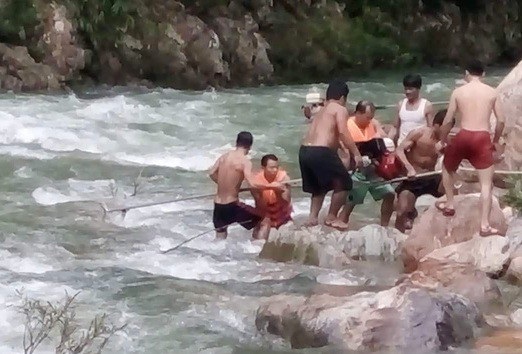 Chuyện kể của nhóm người mắc kẹt 10 ngày băng rừng vượt lũ - 3
Nhóm người bị mắc kẹt phải bứt măng rừng, nắm tay nhau bơi vượt qua suối.