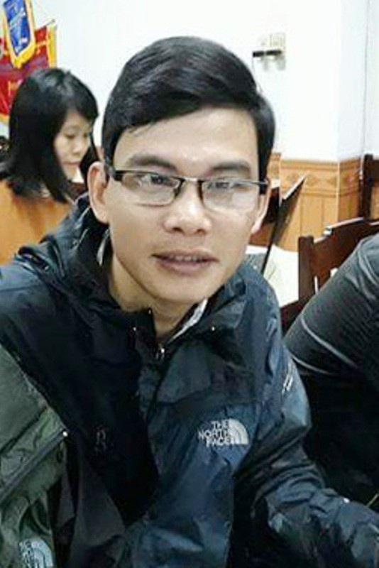 Chuyện kể của nhóm người mắc kẹt 10 ngày băng rừng vượt lũ - 5
Ông Lê Thanh Hướng, Phó Hạt trưởng Hạt Kiểm lâm Khu Bảo tồn Sao La đã cùng điều khiển ghe với người chủ ghe bị gãy chân và 4 lâm tặc về an toàn trưa 6/11.