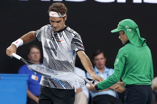 Đánh bại Nadal, Federer lần thứ năm vô địch Australian Open - 3
Federer thay vợt trong trận đấu với Nadal