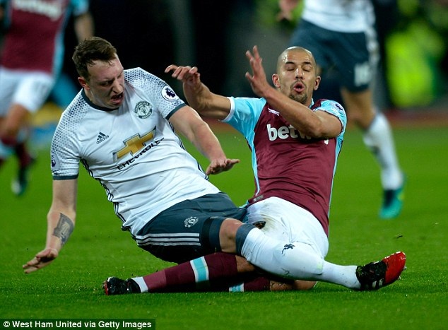 Mourinho: “MU đã chịu thiệt thòi quá nhiều” - 1 Nhiều người cho rằng trọng tài Mike Dean đã nặng tay khi đuổi Feghouli