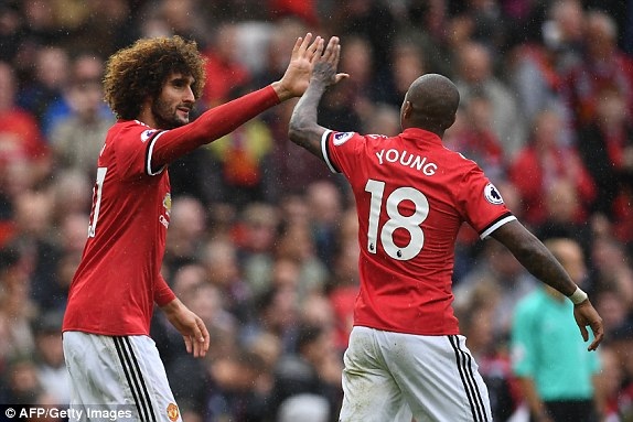 MU 4-0 Crsytal Palace: Cú đúp của "gã tóc xù" Fellaini - 1
Fellaini (trái) lập cú đúp cho MU