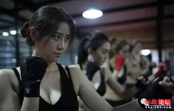 Giới tỷ phú Trung Quốc ngày càng chuộng thuê nữ vệ sĩ - 1
Các phụ nữ Trung Quốc tham gia huấn luyện để trở thành vệ sĩ (Ảnh: 163)