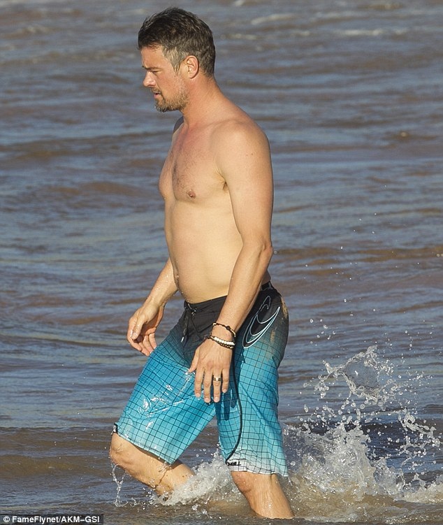 Nữ ca sĩ 41 tuổi Fergie hạnh phúc bên "ông xã" điển trai - 6
Nam diễn viên Josh Duhamel cũng có mặt trên bãi biển cùng vợ. Hai người bắt đầu hò hẹn từ năm 2004. Họ đính hôn vào năm 2007 và làm đám cưới 2 năm sau đó. Cậu con trai đầu lòng của họ chào đời vào tháng 8/2013.