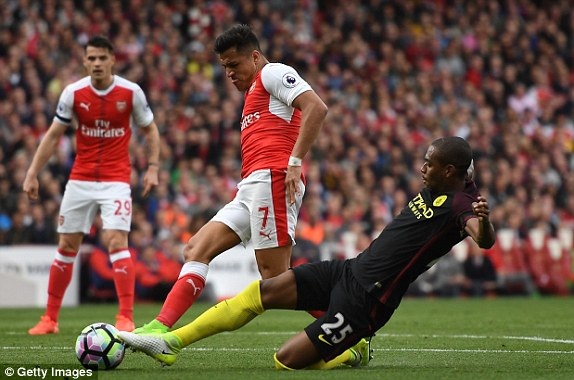 Arsenal 2-2 Man City: Chia điểm, ghìm chân nhau - 1
Fernandinho (phải) ngăn cản Sanchez (giữa) dứt điểm