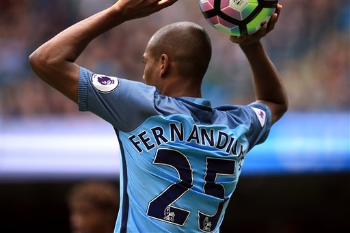 Man City 5-0 Crystal Palace: Hiệp hai tưng bừng - 7
Fernandinho được xếp đá hậu vệ phải của Man City trong khi cả Sagna và Zabaleta đều ngồi dự bị