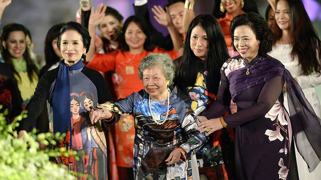NTK Minh Hạnh: “Sự kết hợp lập dị... dẫn đến sự biến dạng của áo dài” - 1 Theo NTK Minh Hạnh, cho đến nay, hình ảnh, phong cách và tỉ lệ của áo dài Lê Phổ vẫn được áp dụng. Hình ảnh bà Ngô Thị Thanh Hằng - Phó Bí thư Thành ủy Hà Nội lên chúc mừng vợ cố họa sĩ Bùi Xuân Phái, NSND Trà Giang, NTK Minh Hạnh trong Festival Áo dài Hà Nội 2016. Ảnh: Mạnh Thắng.