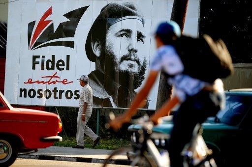 Cuba long trọng tưởng nhớ 1 năm ngày mất lãnh tụ Fidel Castro - 4
Hai tờ báo nhà nước Granma và Juventud Rebelde dành hầu hết những bài viết và ấn phẩm ca ngợi ông Fidel Castro. Người Cuba nói rằng dù họ rất buồn vì lãnh tụ đã ra đi, nhưng họ cũng ấm lòng vì những di sản mà ông để lại như tinh thần, lòng nhiệt huyết luôn được tôn trọng. “Fidel Castro sống mãi trong suy nghĩ, nền văn hóa và trong toàn bộ chúng ta”, một giáo viên tiểu học chia sẻ. (Ảnh: AFP)