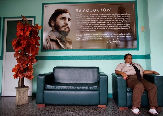 Cuba long trọng tưởng nhớ 1 năm ngày mất lãnh tụ Fidel Castro - 10 Hình ảnh lãnh tụ Fidel Castro trong các tòa nhà. (Ảnh: Reuters)