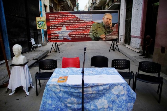 Cuba long trọng tưởng nhớ 1 năm ngày mất lãnh tụ Fidel Castro - 6
Sự kiện kỷ niệm 1 năm ngày mất của lãnh tụ Fidel Castro đồng thời trùng với dịp Cuba chuẩn bị tổ chức cuộc bầu cử sơ bộ để tìm người kế nhiệm Chủ tịch Cuba Raul Castro, sau khi ông Raul cho biết ông sẽ không tái tranh cử. Phó chủ tịch thứ nhất Cuba Miguel Diaz-Canel được cho là người có nhiều khả năng kế nhiệm ông Raul. Trong ảnh: một buổi đề cử ứng viên đại biểu cuộc hội tổ chức tại Havana. (Ảnh: Reuters)