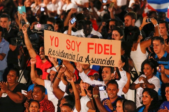 Cuba long trọng tưởng nhớ 1 năm ngày mất lãnh tụ Fidel Castro - 3
Tuy chính phủ Cuba không dự tính tổ chức một ngày lễ tưởng nhớ rầm rộ nhưng trên khắp phố phường Cuba, hình ảnh của nhà lãnh tụ lỗi lạc xuất hiện nhiều trên đường phố với những câu khẩu hiệu “Tôi là Fidel”, “Fidel luôn sống mãi”, “Fidel trong lòng chúng ta”... được viết trên các bảng biểu, biển hiệu, bức tường. (Ảnh: Reuters)