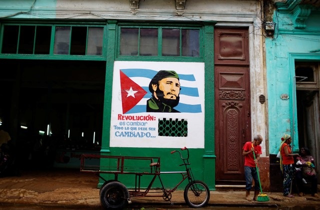 Cuba long trọng tưởng nhớ 1 năm ngày mất lãnh tụ Fidel Castro - 11
Người dân Cuba luôn ghi nhớ trong lòng hình ảnh lãnh tụ Fidel Castro vĩ đại với những câu nói, phát ngôn sâu sắc, thông tuệ. (Ảnh: Reuters)
