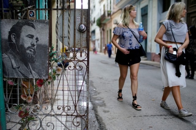 Cuba long trọng tưởng nhớ 1 năm ngày mất lãnh tụ Fidel Castro - 8
Hình ảnh lãnh tụ Cuba trên mọi nẻo đường. (Ảnh: Reuters)