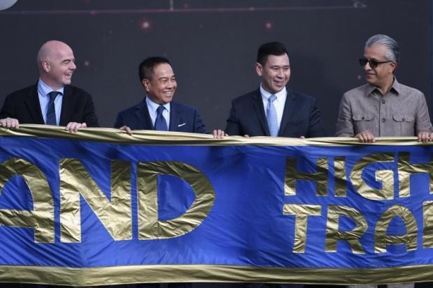 Chủ tịch FIFA dành lời khen cho bóng đá Thái Lan - 1 Chủ tịch FIFA Infantino (bìa trái) và chủ tịch AFC Al-Khalifa (bìa phải) cùng chủ tịch FAT Somyot (thứ 2 từ trái sang) tham gia khánh thành trung tâm huấn luyện đỉnh cao của bóng đá Thái