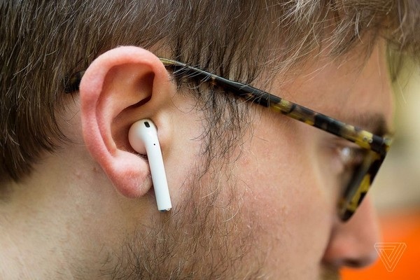 Apple xóa ứng dụng giúp tìm tai nghe không dây AirPods bị thất lạc - 1 AirPods có thiết kế nhỏ gọn nên rất khó để tìm thấy nếu vô tình đánh rơi hoặc làm thất lạc