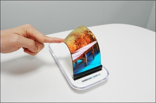 Samsung và LG sẽ ra mắt smartphone có thể gập được trong năm nay - 1
Smartphone có thể gập được sẽ không còn dừng lại ở mức ý tưởng trong năm 2017?