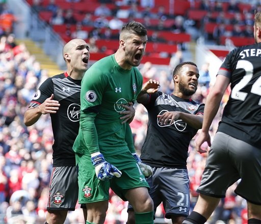 Fraser Forster rực sáng ở trận gặp Liverpool