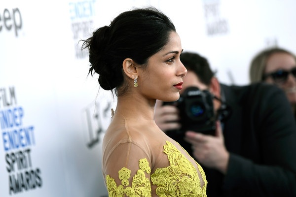 “Sao” phim Triệu phú ổ chuột bất ngờ diện váy xuyên thấu - 2
Ngôi sao 33 tuổi tới từ Ấn Độ khoe làn da khỏe khoắn trong bộ váy vàng rực gợi cảm