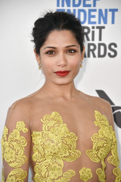 “Sao” phim Triệu phú ổ chuột bất ngờ diện váy xuyên thấu - 3
Ngôi sao người Ấn Độ vốn quen mắt với khán giả qua những trang phục thanh lịch, kín đáo, vì thế sự xuất hiện lần này của cô gây nhiều ngạc nhiên