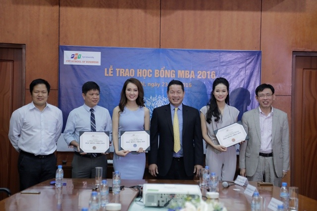 Giành học bổng MBA 100 triệu đồng khi đạt mức chỉ số “vượt khó” trên 150 điểm - 1 FSB trao tặng các suất học bổng cao nhất cho Phó Chủ tịch Hội Doanh Nhân Trẻ Thành phố Hồ Chí Minh Đoàn Võ Khang Duy, MC Bản tin Tài chính Thu Hương và Á hậu Thụy Vân - MC của chương trình “CEO Chìa khóa Thành công”.