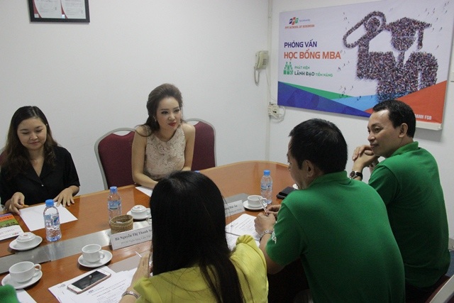 Giành học bổng MBA 100 triệu đồng khi đạt mức chỉ số “vượt khó” trên 150 điểm - 4 Các ứng viên được mời đến để phỏng vấn với Hội đồng giám khảo gồm lãnh đạo của các Tập đoàn lớn và các giảng viên giàu kinh nghiệm của FSB.