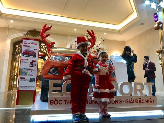 Rộn ràng đêm Noel khắp cả nước - 16 Các em nhỏ thích thú với bộ quần áo ông già noel.