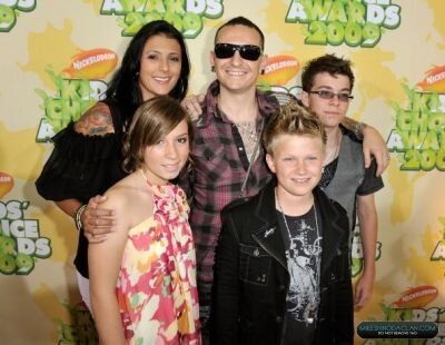 Những hình ảnh ít biết về gia đình của Chester Bennington - 8
Chester Bennington từng hài lòng chia sẻ về cuộc sống hạnh phúc tại nông trại bên vợ và các con, anh gọi các con là ánh sáng của đời tôi.