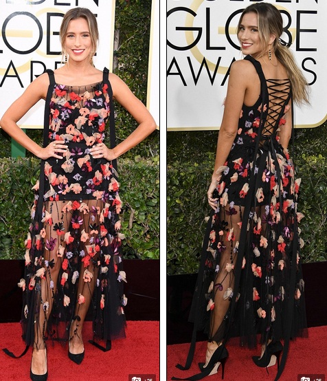 
Chiếc váy của Renee Bargh chỉ cần xuyên thấu hoặc gắn hoa là đủ, không nên kết hợp cả 2!
