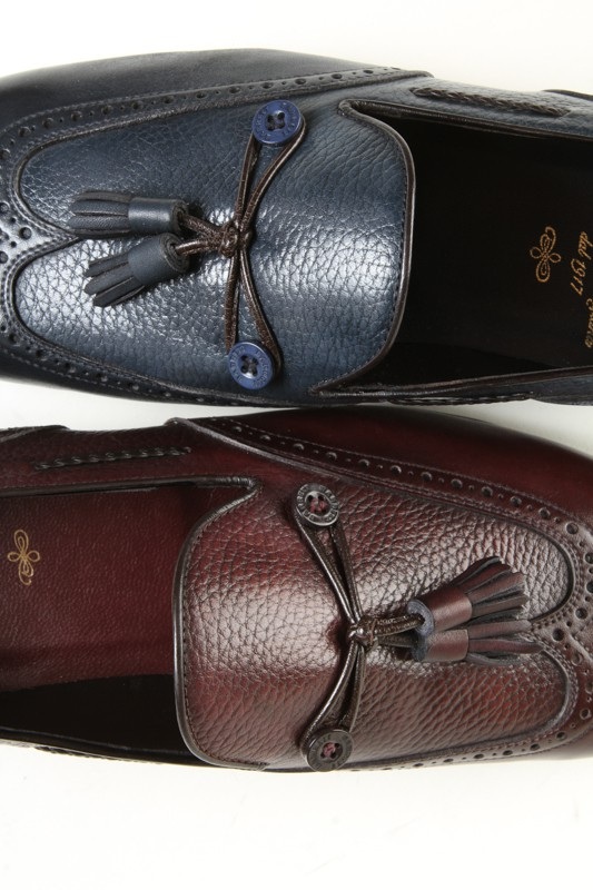 Tất cả các chi tiết trên giày, từ khuy đính đến khóa kéo hay đai cài, đều được sản xuất tại Ý. Barrett là đại diện tiêu biểu của truyền thống đóng giày thủ công của đất nước hình ủng.