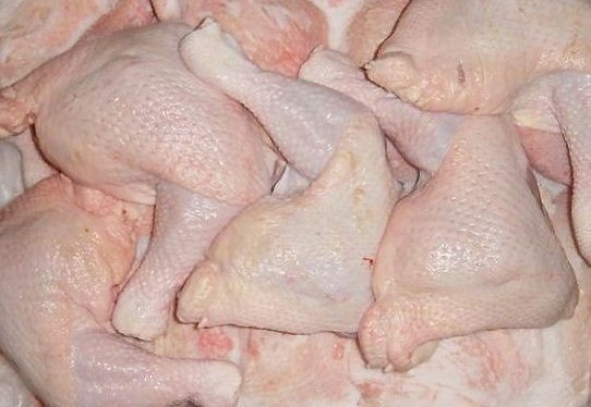 Bí ẩn gà 10 ngàn đồng/kg: Xương đen thui, thịt mục nát - 1
Thịt gà Mỹ giá rẻ chỉ 10.000 đồng/kg được nhập về rồi tuồn vào các quán cơm bình dân, bếp ăn tập thể (ảnh minh họa)