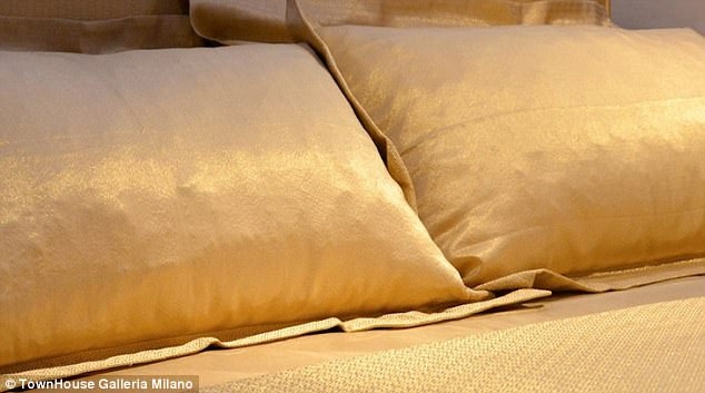 Bộ ga gối dệt vàng ở khách sạn sang chảnh có giá tới 5 tỷ đồng - 2 Bộ ga gối dát vàng có giá tới hơn 5 tỷ đồng