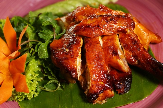 Gà ta nướng mật ong: mật ong rất tốt cho sức khỏe và đặc biệt có tác dụng làm đẹp cho phái nữ. Khi cho lượng mật ong vừa phải vào món ăn thì chất lượng món đó sẽ rất tuyệt vời. Phụ nữ rất thích món này bởi vị ngon và tác dụng thần kì của nó. Đừng quên cho món này vào danh sách những món ngon mùa Valentine nhé!