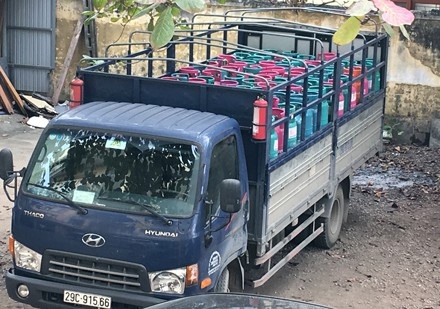 Bắt giữ vụ vận chuyển 222 vỏ bình Gas không rõ nguồn gốc - 2 Hiện lực lượng chức năng đang tạm giữ số hàng hoá và phương tiện để xử lí theo quy định.