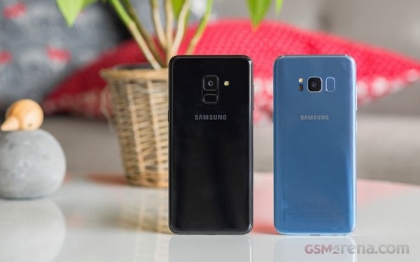 Samsung trình làng bộ đôi Galaxy A8/A8+ với thiết kế màn hình tràn viền - 4 Sự khác biệt về cách bố trí cảm biến vân tay của Galaxy A8 (trái) và Galaxy S8 (phải)