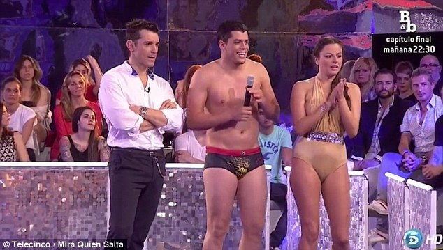 Khốn khổ vì quay phim “đứng hình” trước nhan sắc nóng bỏng - 1 Quay phim của gameshow truyền hình “Mira quien salta” đã gặp phải “tai nạn nghề nghiệp” và ngay lập tức trở thành đề tài bàn tán, bình luận hài hước của người xem truyền hình Tây Ban Nha.