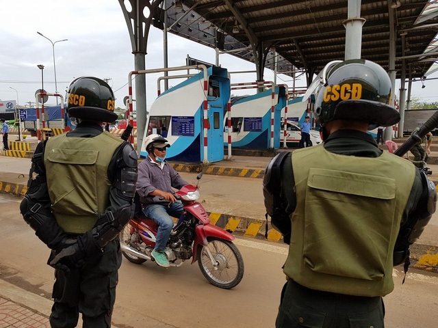 “Biệt phủ” của cô gái 22 tuổi và những vết nứt trong hầm Hải Vân - 9
Để đảm bảo an ninh trật tự trên quốc lộ 1 trong ngày trạm thu phí BOT quốc lộ 1 - tuyến tránh Biên Hòa (xã Trung Hòa, huyện Trảng Bom, Đồng Nai) thu phí trở lại, Công an tỉnh Đồng Nai đã huy động gần 100 cảnh sát đến giữ an ninh tại địa điểm này. (Ảnh: Vĩnh Thủy)