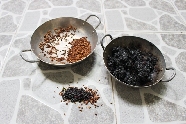 Lại xuất hiện gạo chảy nhũn, vón cục ở Sóc Trăng - 1
Số gạo có dấu hiệu bất thường mà chị T. mua về, khi rang đen sì và vón cục (bên phải).